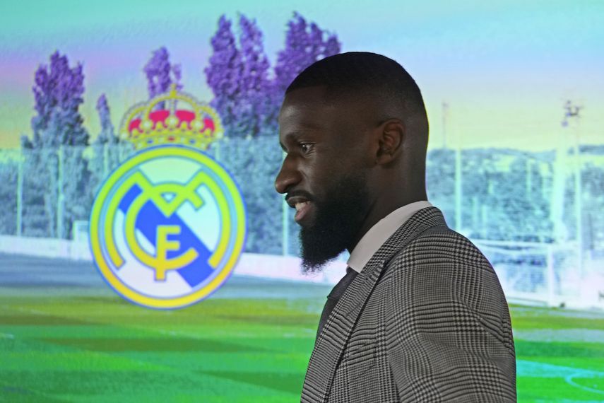 El nuevo zaguero del Real Madrid Antonio Rudiger se presenta a una rueda de prensa en la ciudad deportiva del club en Madrid, el lunes 20 de junio de 2022.&nbsp;