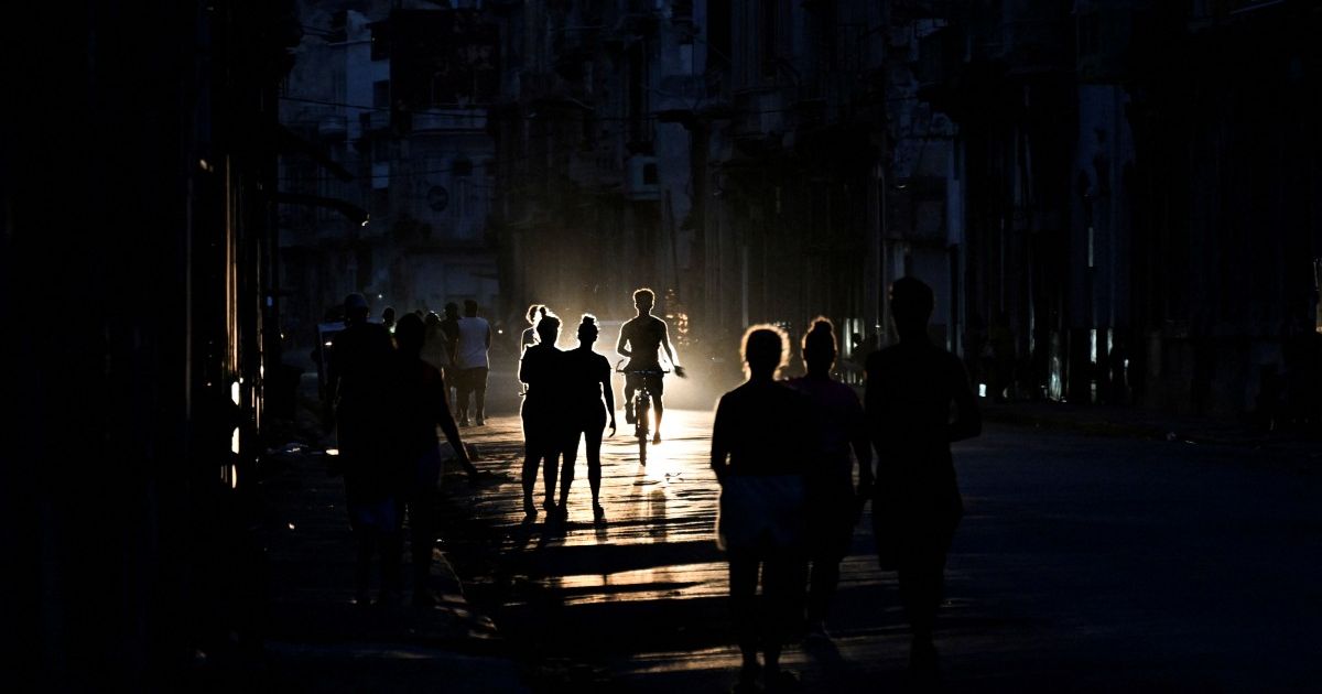 Cuba culpa a EEUU de su precario sistema eléctrico, pero invierte millones en hoteles de lujo