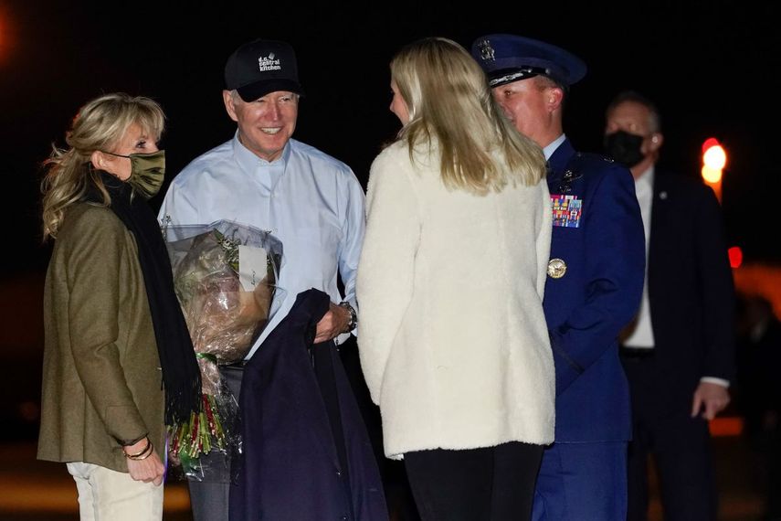 El presidente de Estados Unidos, Joe Biden, y la primera dama, Jill Biden, conversan antes de embarcar en el Air Force en la base de la Fuerza Aérea de Andrews, Maryland, el 23 de noviembre de 2021, para viajar a Nantucket, Massachussets. &nbsp;