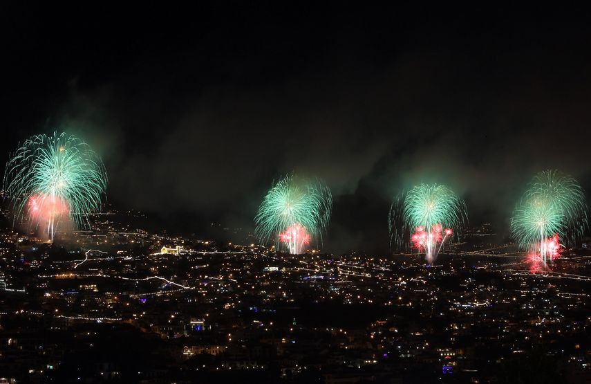 Los fuegos artificiales que marcan la llegada del Año Nuevo iluminan el cielo sobre la ciudad de Funchal, isla de Madeira, Portugal.