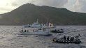 Un barco de la Guardia Costera de Japón navega cerca de otros barcos advirtiendo que se alejen de un grupo de islas en disputa por Japón y China, el 18 de agosto de 2013. Un barco de la Guardia Costera de Japón navega cerca de otros barcos advirtiendo que se alejen de un grupo de islas en disputa por Japón y China, el 18 de agosto de 2013.