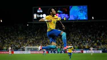 El brasileño Neymar celebra la anotación de un gol el martes 28 de marzo de 2017, durante un partido entre&nbsp;Brasil&nbsp;y Paraguay por las eliminatorias al mundial de fútbol Rusia 2018, en el estadio Arena Corinthians, en Sao Paulo.&nbsp;