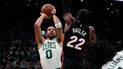 Jayson Tatum (derecha) de los Celtics de Boston dispara ante Jimmy Butler del Heat de Miami, en las finales de la Conferencia Este de la NBA
