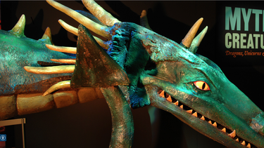 La exhibición Mythic Creatures: Dragons, Unicorns & Mermaids (Criaturas míticas: dragones, unicornios y sirenas) del History Miami Museum.