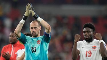 El portero de Canadá, Milan Borjan (izquierda), y Alphonso Davies reaccionan tras el partido del Grupo F del Mundial entre Bélgica y Canadá, en el estadio Ahmad Bin Ali en Doha, Catar, el 23 de noviembre de 2022.