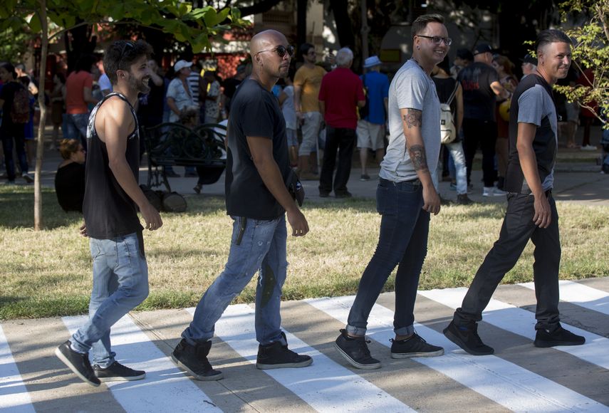 Peatones cruzan una calle en el 50 aniversario del lanzamiento del &aacute;lbum Abbey Road de los Beatles en La Habana, Cuba, el jueves 26 de septiembre de 2019. Tras a&ntilde;os en los que estuvieron censurados y otros a&ntilde;os en los que volvieron a ser &iacute;dolos, los cubanos celebraron el aniversario del &uacute;ltimo &aacute;lbum de los Beatles.&nbsp;