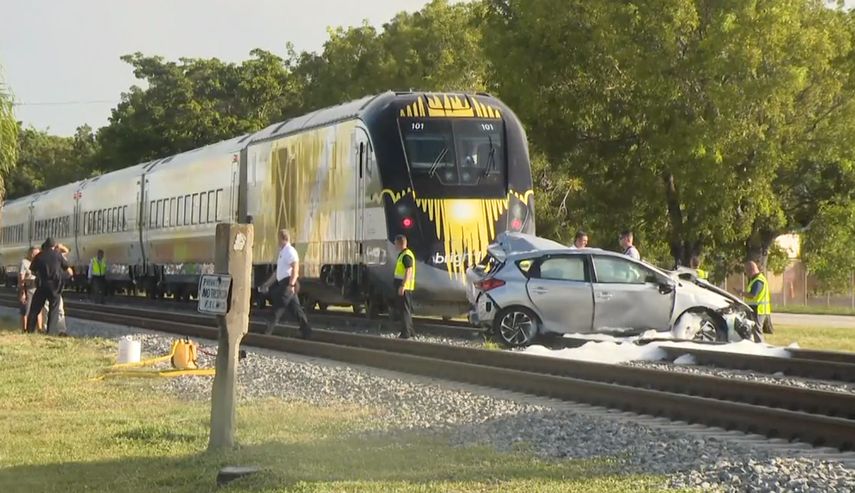 La conductora del automóvil salió del vehículo justo antes de que el tren arribara al lugar.