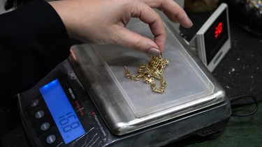 Un tasador pesa joyas de oro en un concesionario de oro en Buenos Aires el 6 de junio de 2024. Cientos de argentinos están vendiendo sus joyas en concesionarios de oro en medio de una grave recesión económica, una caída del consumo, miles de despidos y aumentos de tarifas en servicios esenciales. como último recurso para afrontar la crisis.