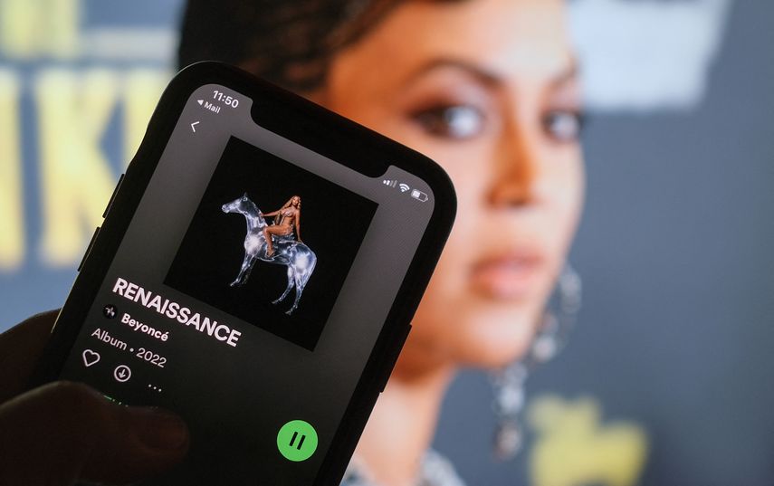 En esta foto ilustrativa tomada el 28 de julio de 2022 en Los Angeles, el nuevo álbum de Beyoncé, Renaissance, se reproduce en un teléfono inteligente con una imagen de la cantante de fondo.