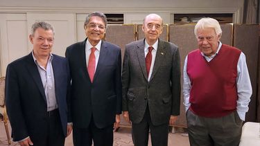 El expresidente de Colombia y premio Nobel de la Paz Juan Manuel Santos, al autor vivo más aclamado de Nicaragua, Sergio Ramírez, al ministro de Relaciones Exteriores de Colombia, Álvaro Leyva, y al expresidente de España, Felipe González, posando para una foto durante una reunión en Madrid, el 21 de febrero de 2023.
