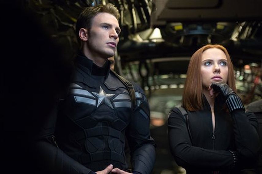 Chris Evans y Scarlett Johansson en una escena de Captain America. (AP)