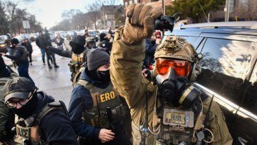 ICE y otros agentes federales responden a los manifestantes mientras operan en un vecindario residencial en Minneapolis, Minnesota, el 13 de enero de 2026.