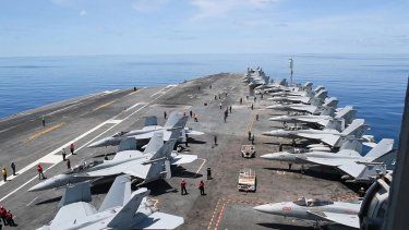 Vista parcial del portaviones estadounidense Nimitz.  