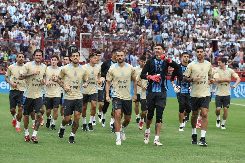 Los jugadores de la selección argentina de fútbol trotan durante un entrenamiento con la selección sub-20 en el Estadio Tomás Adolfo Duco de Buenos Aires, el 22 de marzo de 2025, en apoyo a la ciudad de Bahía Blanca, azotada por una tormenta que dejó 16 muertos. Argentina se enfrentará a Brasil el 25 de marzo en las eliminatorias sudamericanas para el Mundial de 2026.&nbsp;