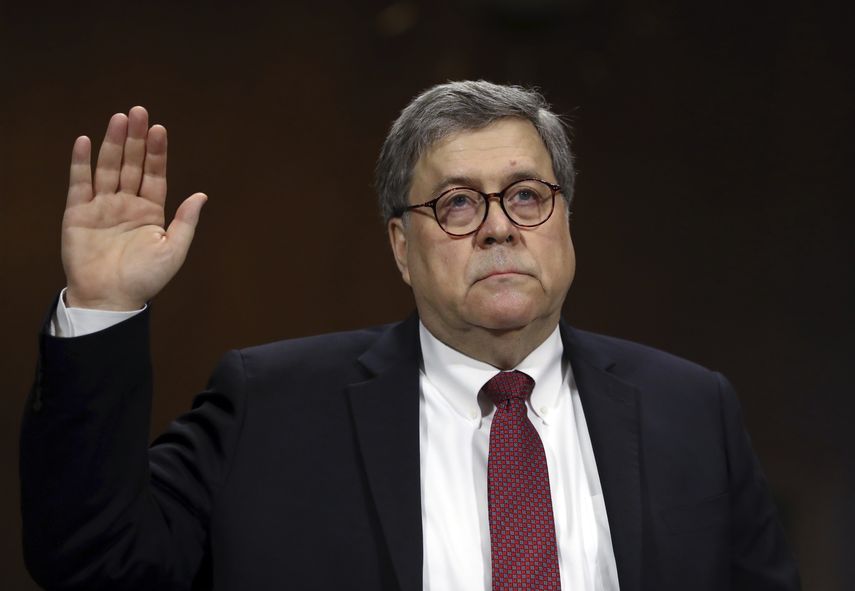 El secretario de Justicia William Barr presta juramento antes de declarar ante la Comisión de Justicia del Senado en Washington.