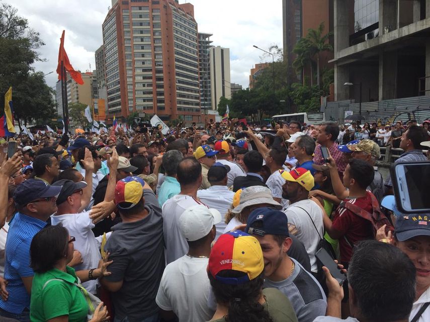 Opositores al régimen de Nicolas Máduro marchan en una avenida de Caracas, Venezuela.
