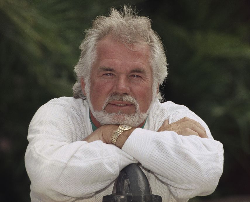 Kenny Rogers posa para una fotografía el 17 de mayo de 1989, en Los Ángeles. Familia del artista prepara un álbum póstumo.&nbsp;