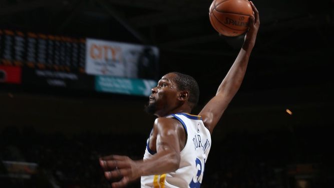 Kevin Durant se lució a la ofensiva con 32 puntos para Golden State.
