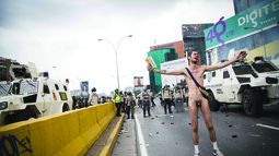 Hans Wuerich, quien protestó desnudo, recibió varios impactos de perdigones a quemarropa por la GNB.