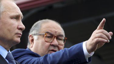 El empresario ruso fundador de USM Holdings, Alisher Usmanov, señala mientras habla junto al presidente ruso Vladímir Putin en Gubkin, región de Belgorod, Rusia.