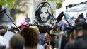 Un retrato de Britney Spears sobre simpatizantes y reporteros fuera del tribunal donde se realizaba una audiencia sobre la tutela de la cantante en la corte Stanley Mosk el miércoles 23 de junio de 2021, en Los Angeles. Un retrato de Britney Spears sobre simpatizantes y reporteros fuera del tribunal donde se realizaba una audiencia sobre la tutela de la cantante en la corte Stanley Mosk el miércoles 23 de junio de 2021, en Los Angeles.