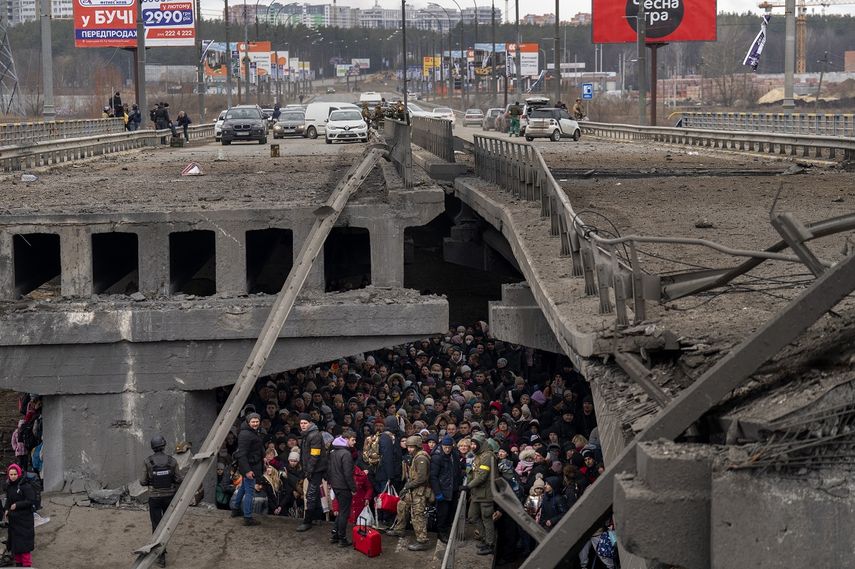 Ucranianos se agolpan bajo un puente destruido mientras intentan huir a través del río Irpin en las afueras de Kiev, Ucrania, el sábado 5 de marzo de 2022.&nbsp;