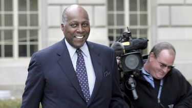 En esta foto del 27 de noviembre del 2006, Vernon Jordan, exasesor del presidente estadounidense Bill Clinton, camina junto al Woodrow Wilson Center en Washington. Jordan, que se alzó de su origen humilde en el segregado sur de Estados Unidos para volverse un defensor de los derechos civiles, antes de convertirse en una personalidad influyente en Washington y el mundo empresarial, ha fallecido, dijo una declaración de su hija. Tenía 85 años.