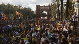 Vista de la concentración convocada en las inmediaciones del Parlamento de Cataluña, para seguir a través de una gran pantalla la comparecencia del presidente de la Generalitat, Carles Puigdemont.
