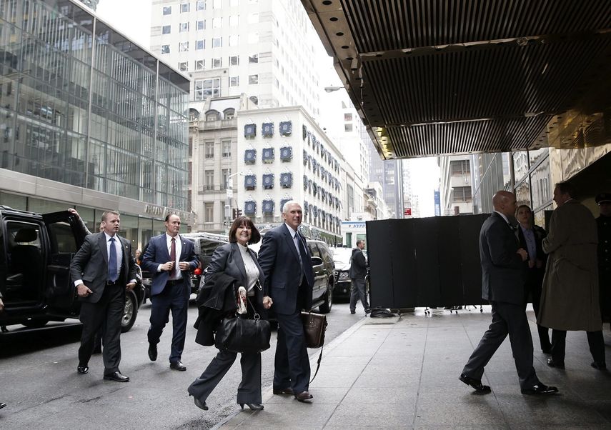 El vicepresidente electo estadounidense Mike Pence junto a su mujer Karen Pence a su lleagada a la Trump Tower de Nueva&nbsp;York