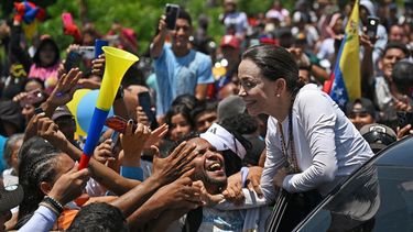 La líder de la oposición venezolana María Corina Machado saluda a sus partidarios durante su viaje por carretera entre los estados de Lara y Zulia cerca de Sabana de Plata, estado de Zulia, Venezuela, el 23 de julio de 2024.&nbsp;