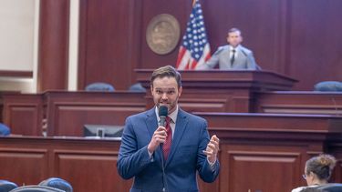 Alex Andrade, representante republicano por Pensacola, Florida, presenta un proyecto de ley para favorecer la transparencia.