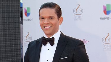 El conductor posa durante la alfombra de Premio Lo Nuestro. (EFE)