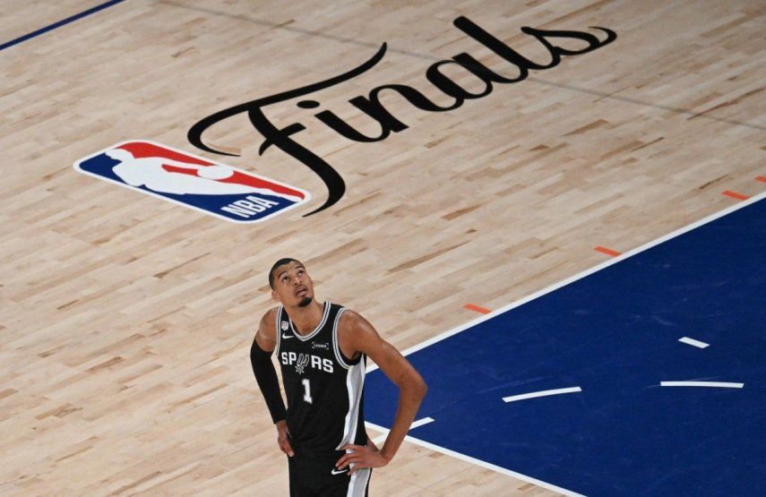 El ala-pívot francés de los San Antonio Spurs, Victor Wembanyama, número 01, mira hacia arriba durante el tercer partido de las Finales de la NBA entre los San Antonio Spurs y los New York Knicks en el Madison Square Garden de Nueva York el 8 de junio de 2026.&nbsp;