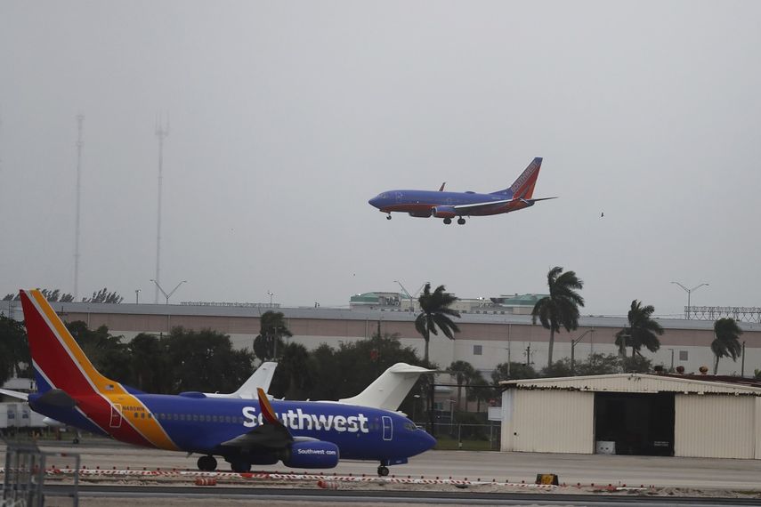 Fotograf&iacute;a de archivo del 10 de enero de 2020 de dos aviones de la aerol&iacute;nea Southwest en el aeropuerto internacional Fort Lauderdale-Hollywood en Fort Lauderdale, Florida.