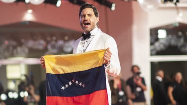 El actor Edgar Ramírez posa con la bandera de Venezuela a su llegada al estreno del filme Wasp Network en la edición número 76 del Festival de Cine de Venecia. 