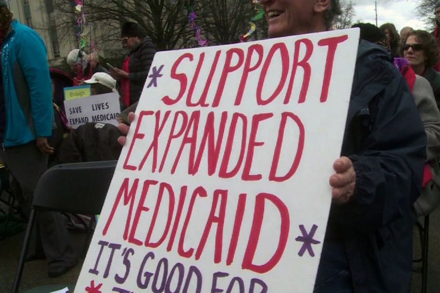 En opinión del gobernador Rick Scott, el gobierno federal carece de autoridad para forzar a los estados de EEUU a ampliar el Medicaid. (Archivo)