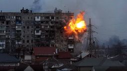 Esta fotografía muestra una explosión en un edificio de apartamentos luego de un ataque por parte del ejército ruso en Mariúpol, Ucrania, el viernes 11 de marzo de 2022.&nbsp;