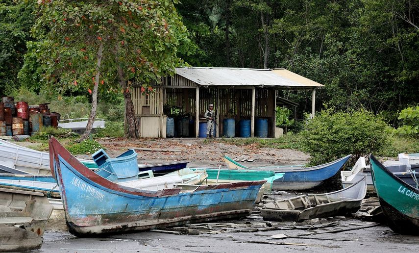 Un miembro de la Armada Nacional de&nbsp;Colombia hace su guardia en la Brigada de Infantería de Tumaco.