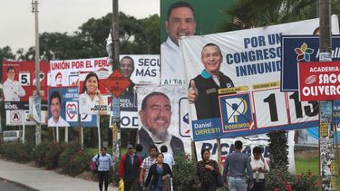 Las vallas publicitarias con candidatos para el Congreso se alinean en una calle en el barrio de San Juan de Miraflores de Lima, Perú, el jueves 23 de enero de 2020. Tras el cierre del Parlamento unicameral, los peruanos vuelven a las urnas para elegir a 130 congresistas que legislarán hasta el 28 de julio de 2021, en uno de los periodos más cortos de la historia de Perú.&nbsp;