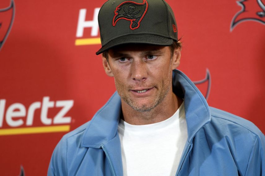 El quarterback de los Buccaneers de Tampa Bay Tom Brady habla con los reporteros tras el encuentro ante los Steelers de Pittsburgh el domingo 16 de octubre del 2022.&nbsp;