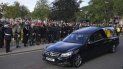 Ciudadanos en Ballater, Escocia, al paso del auto fúnebre de la reina Isabel II en su recorrido desde Balmoral a Edimburgo, en Escocia, el sábado 11 de septiembre de 2022. 