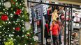 Las grandes cadenas de tiendas y centro comerciales anuncian cierres y horarios especiales en Nochebuena y Navidad.