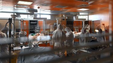 El 24 de marzo de 2020, personal m&eacute;dico con equipo de protecci&oacute;n atienden a los pacientes en la nueva unidad de cuidados intensivos creada para casos de coronavirus COVID-19 en el hospital Casal Palocco, cerca de Roma, Italia.