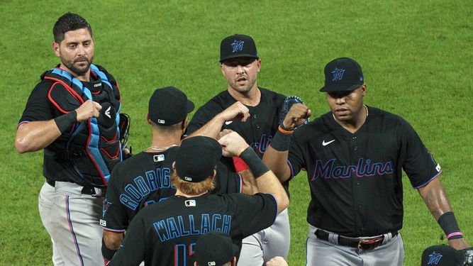 Jes&uacute;s Aguilar (der.) celebra con sus compa&ntilde;eros de los Marlins de Florida tras la victoria 5-2 en el juego ante los Filis de Filadelfia.&nbsp;