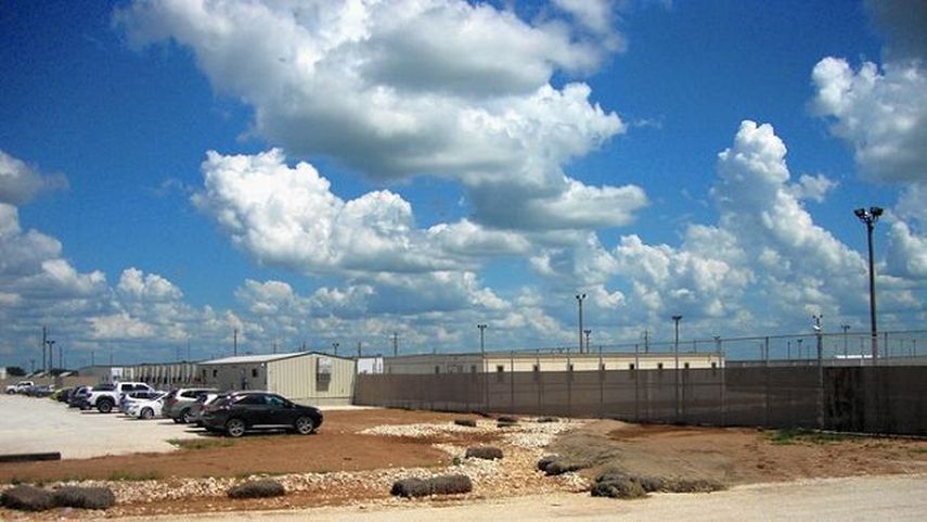  Una jueza de Texas prorrogó una orden que impide que el centro residencial familiar de Dilley, Texas, obtenga una licencia para cuidado infantil (ARCHIVO/CORTESÍA HOY.com)
