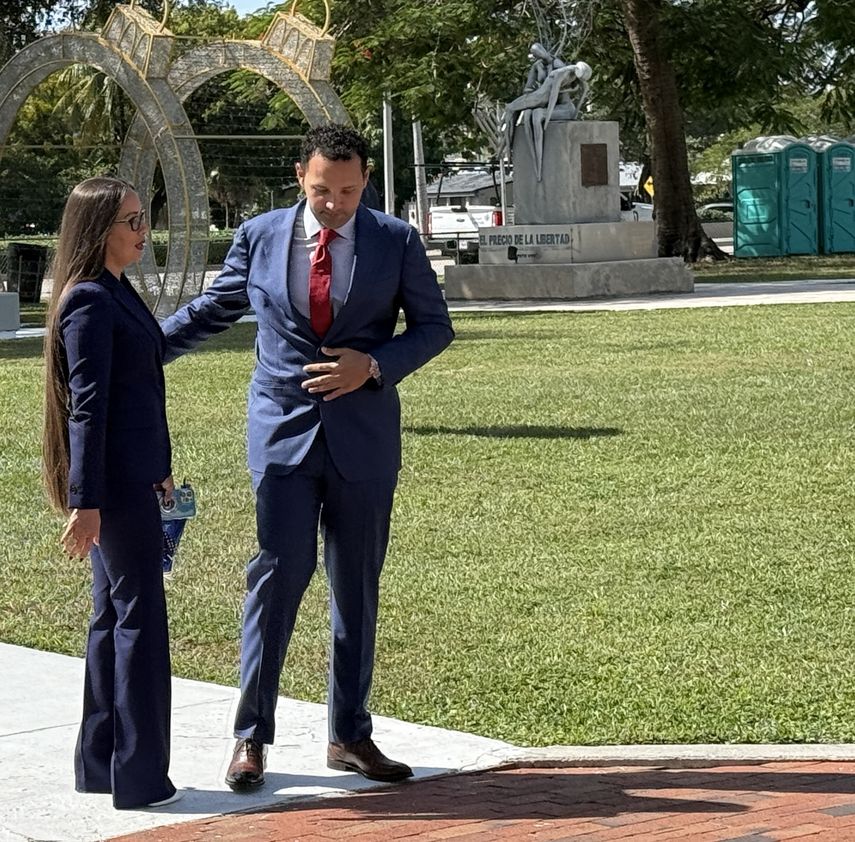 Jaqueline García Roves y Bryan Calvo conversan en Hialeah.