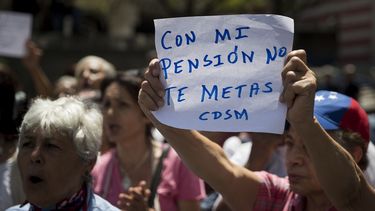 Un grupo de adultos mayores protestan por el pago de sus pensiones en las inmediaciones de El Instituto Venezolano de los Seguros Sociales (IVSS).&nbsp;