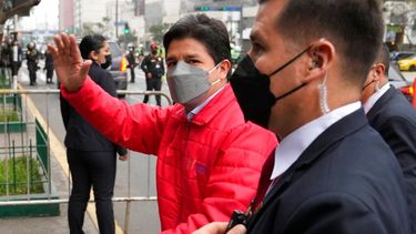 El presidente peruano, Pedro Castillo, saluda a los periodistas cuando llega a la oficina del fiscal especial para enfrentar preguntas como parte de una investigación en su contra en Lima, Perú.