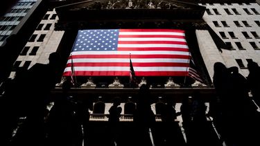 Transeúntes pasan frente a la Bolsa de Valores el miércoles 29 de junio de 2022, en Nueva York.