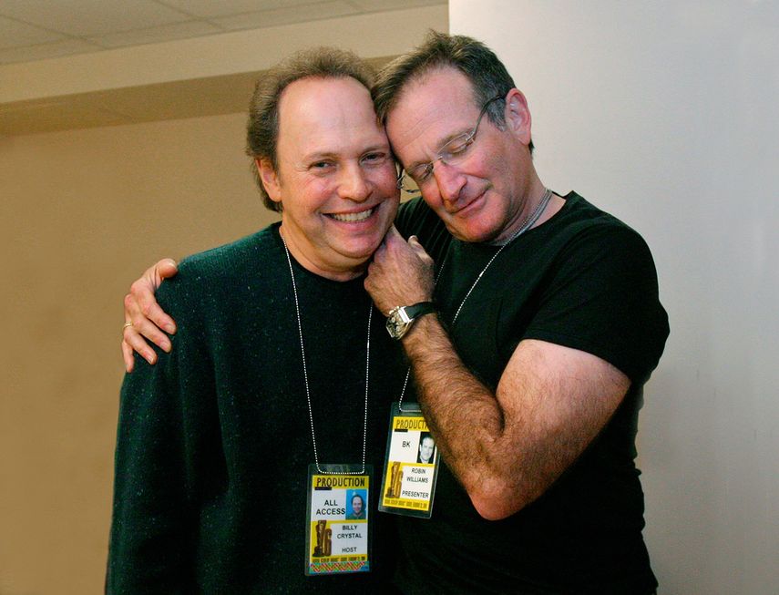 Crystal y Williams ríen juntos momentos antes de la entrega de los premios Emmy en 2004. (AP)